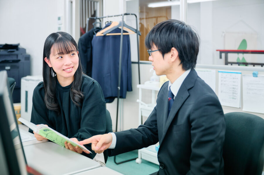 社員2人が相談している様子