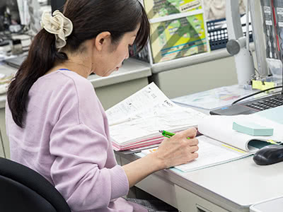 社員が事務作業している様子