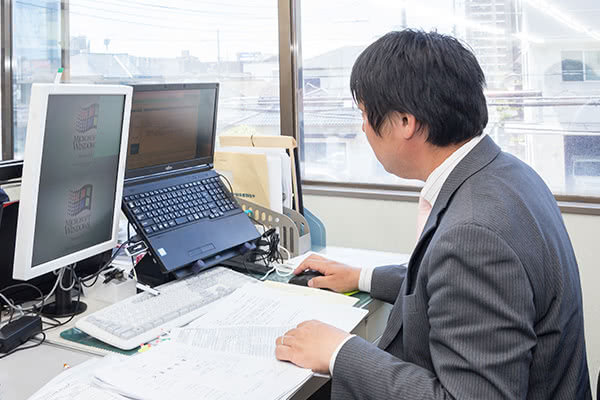 自席での執務の様子