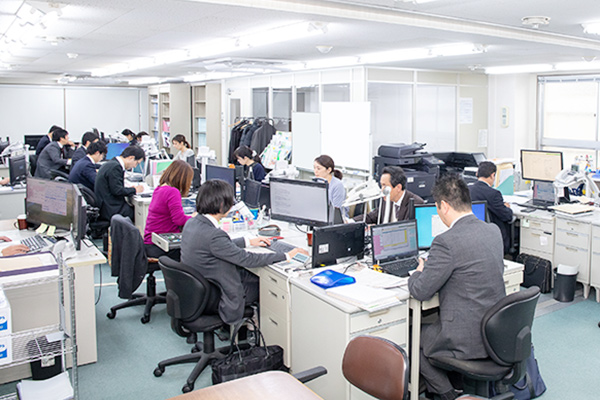 執務中の事務所内の様子