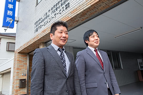 巡回監査にお出かけになる様子