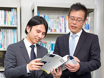 社員2人が相談している様子