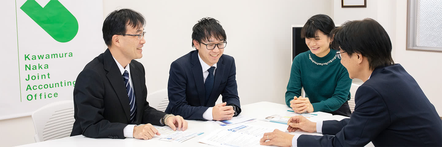 山本先生他3名の先生方が打合せしている様子2