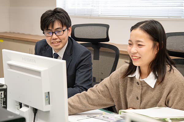 事務所で仕事をする人たち