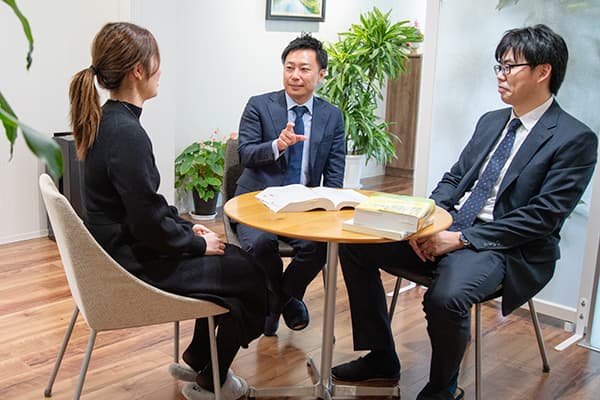 3人で話し合う様子