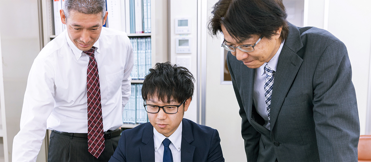社員同士が相談している様子