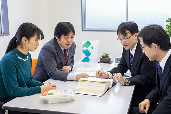 山本先生他3名の先生方が打合せしている様子