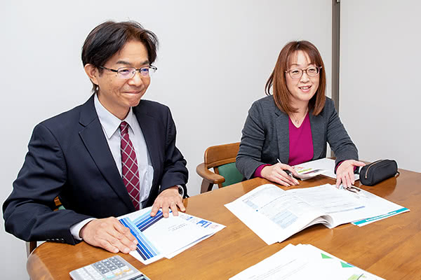 2名の先生がお客様と商談されている様子