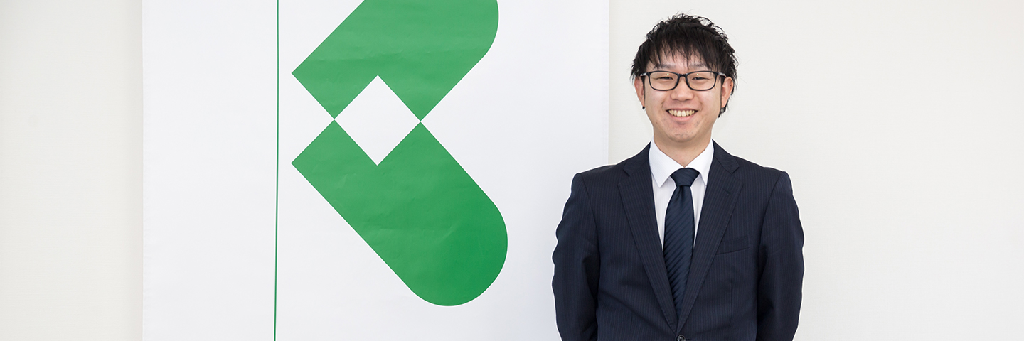 山本さんが立っている写真