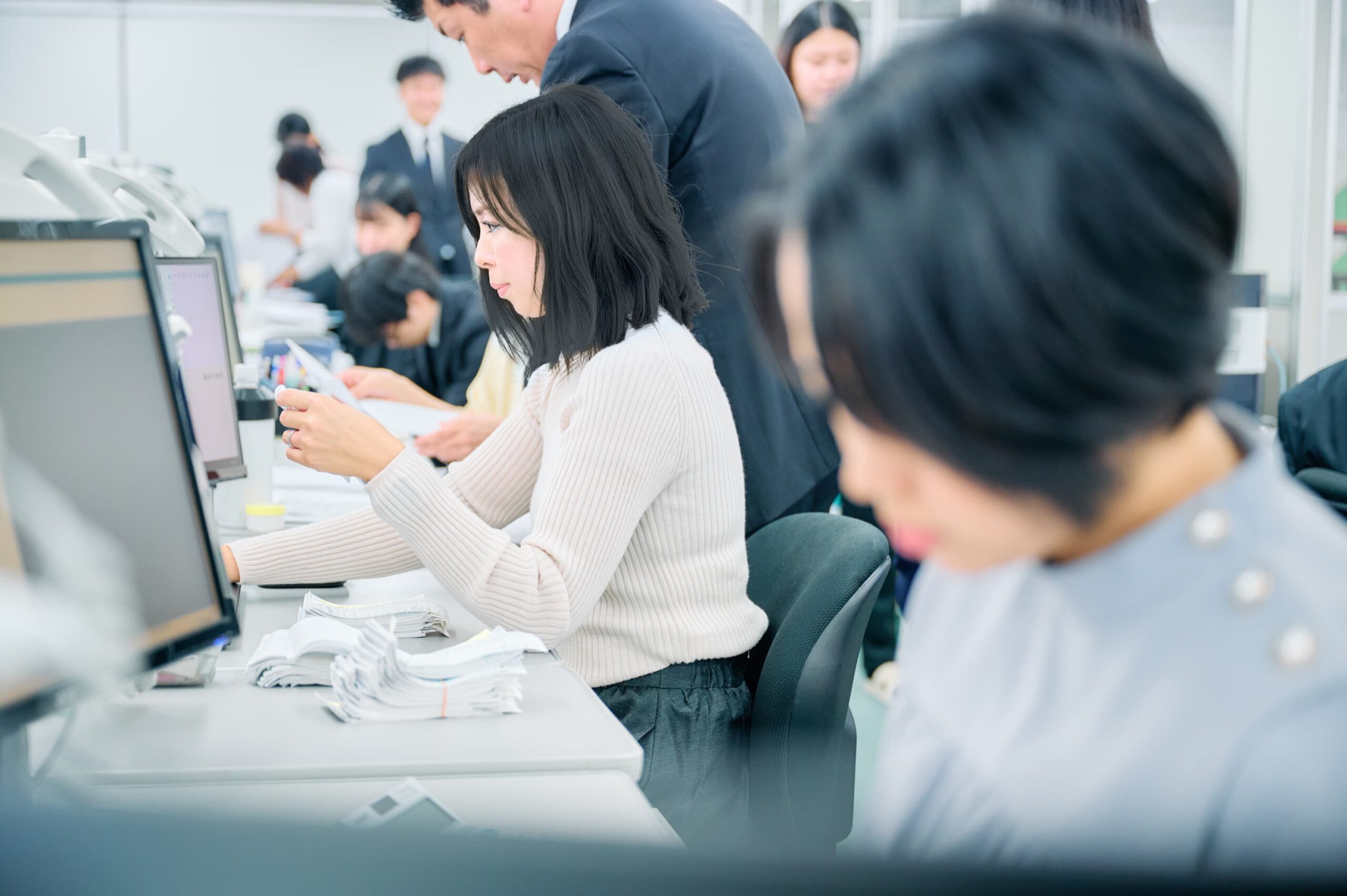社員が事務作業している様子