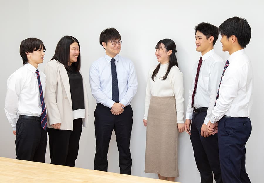 談笑する社員たち