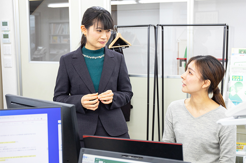 スタッフと打合せ中の長谷　美沙さん