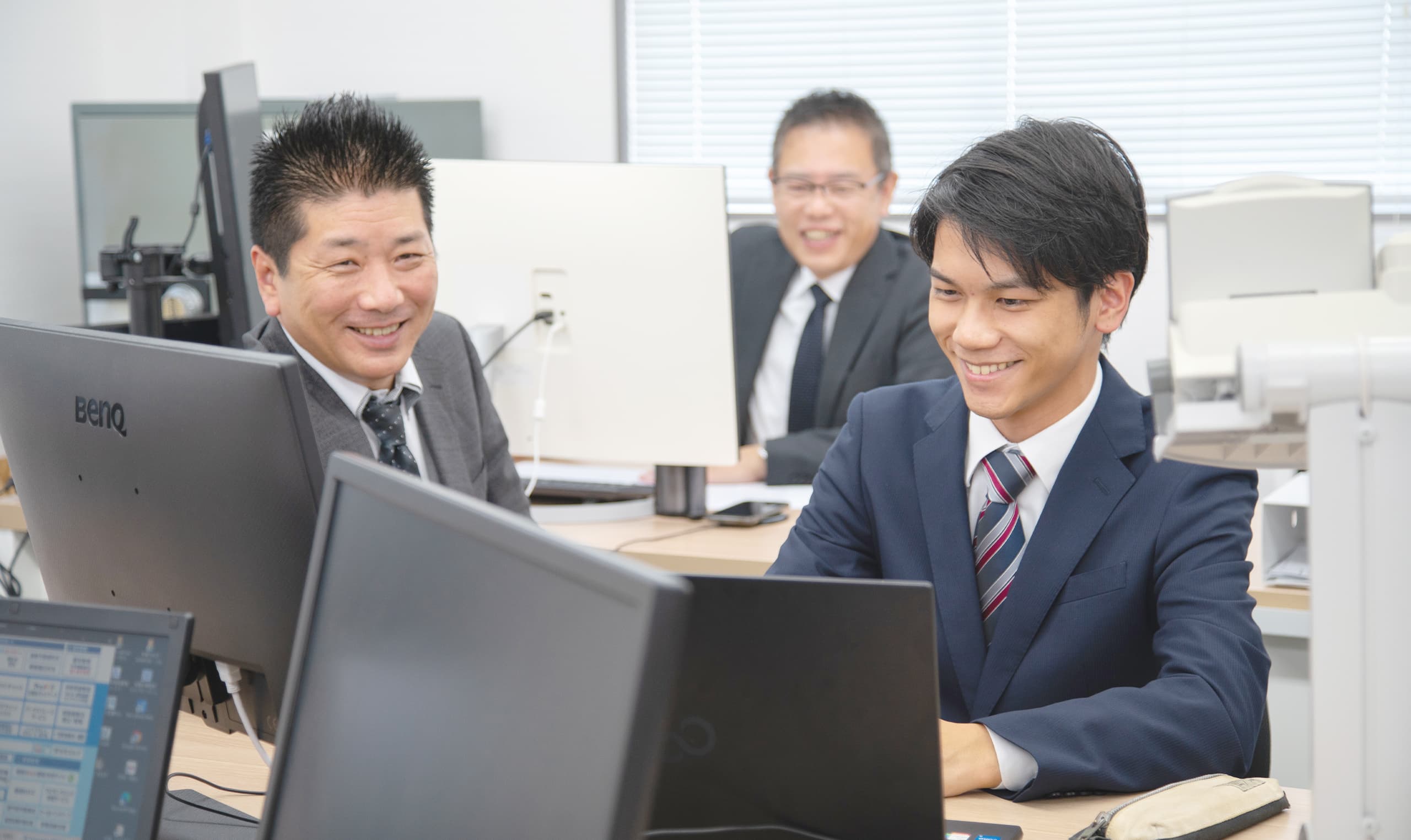 談笑しながら仕事する様子
