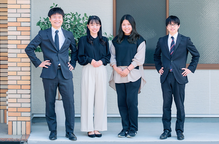 事務所前での集合写真